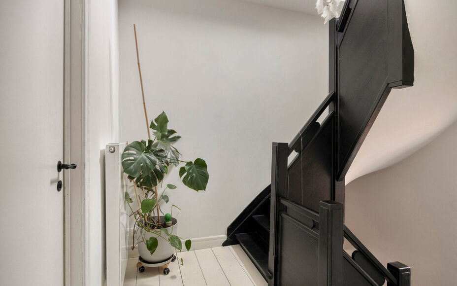 Leemans Real Estate vous présente cette maison mitoyenne magnifiquement rénovée, au confort exceptionnel, située au cœur de Merchtem. Grâce à son emplacement idéal, commerces, transports en commun, écoles, installations sportives et pistes cyclab