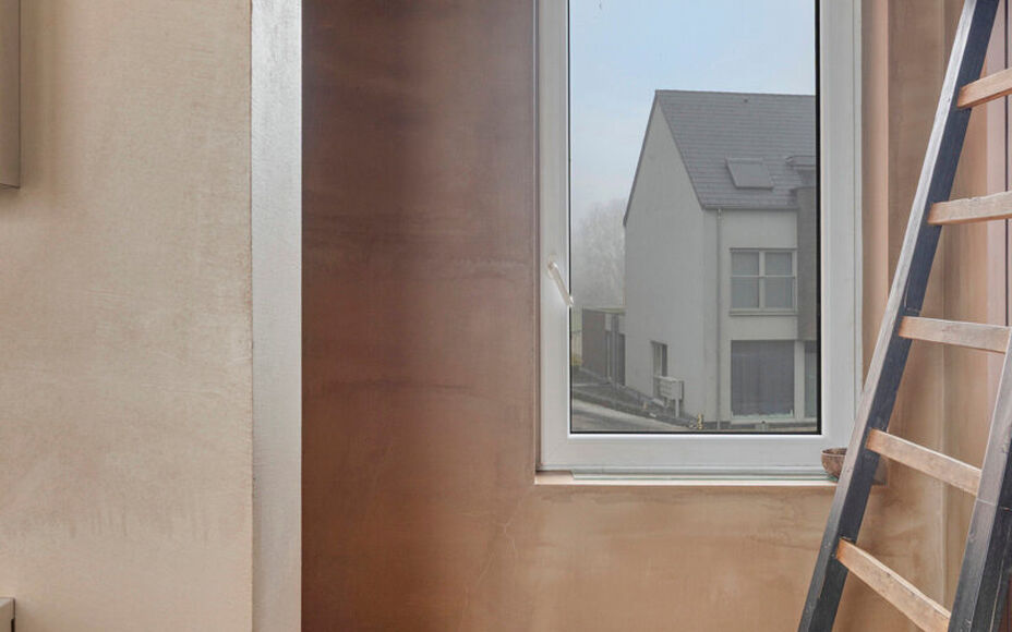 Leemans Real Estate vous présente cette maison mitoyenne magnifiquement rénovée, au confort exceptionnel, située au cœur de Merchtem. Grâce à son emplacement idéal, commerces, transports en commun, écoles, installations sportives et pistes cyclab