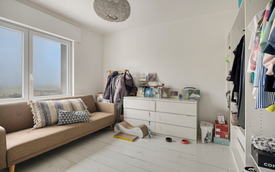 Leemans Real Estate vous présente cette maison mitoyenne magnifiquement rénovée, au confort exceptionnel, située au cœur de Merchtem. Grâce à son emplacement idéal, commerces, transports en commun, écoles, installations sportives et pistes cyclab