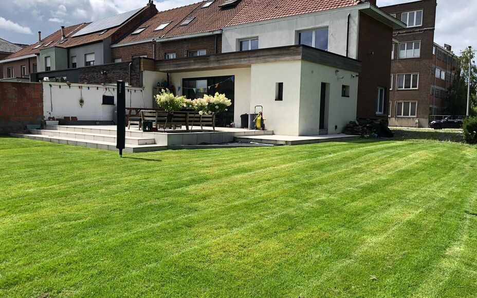 Leemans Real Estate vous présente cette maison mitoyenne magnifiquement rénovée, au confort exceptionnel, située au cœur de Merchtem. Grâce à son emplacement idéal, commerces, transports en commun, écoles, installations sportives et pistes cyclab