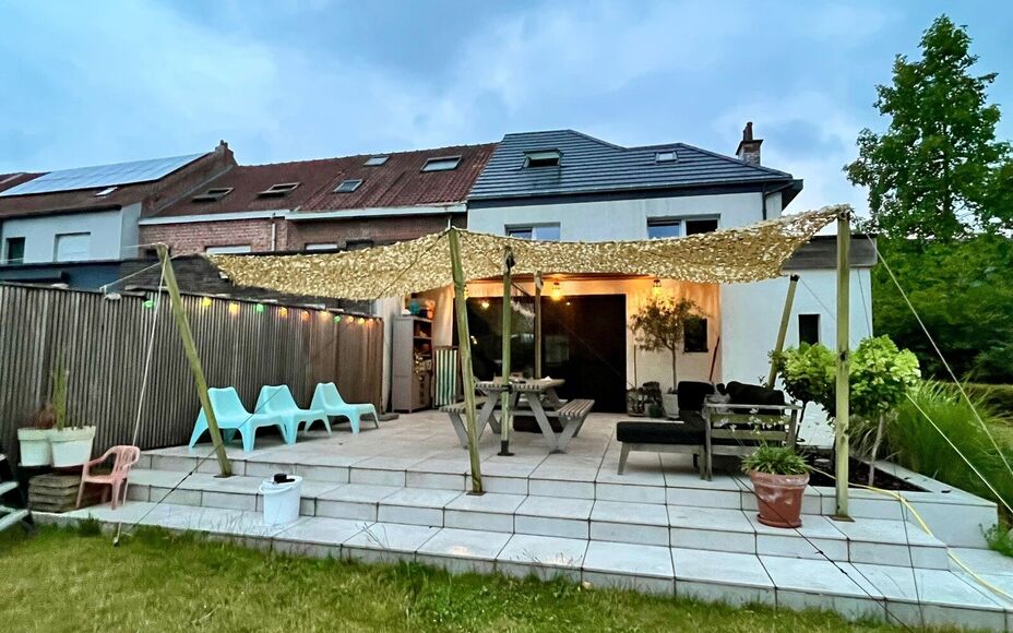 Leemans Real Estate vous présente cette maison mitoyenne magnifiquement rénovée, au confort exceptionnel, située au cœur de Merchtem. Grâce à son emplacement idéal, commerces, transports en commun, écoles, installations sportives et pistes cyclab