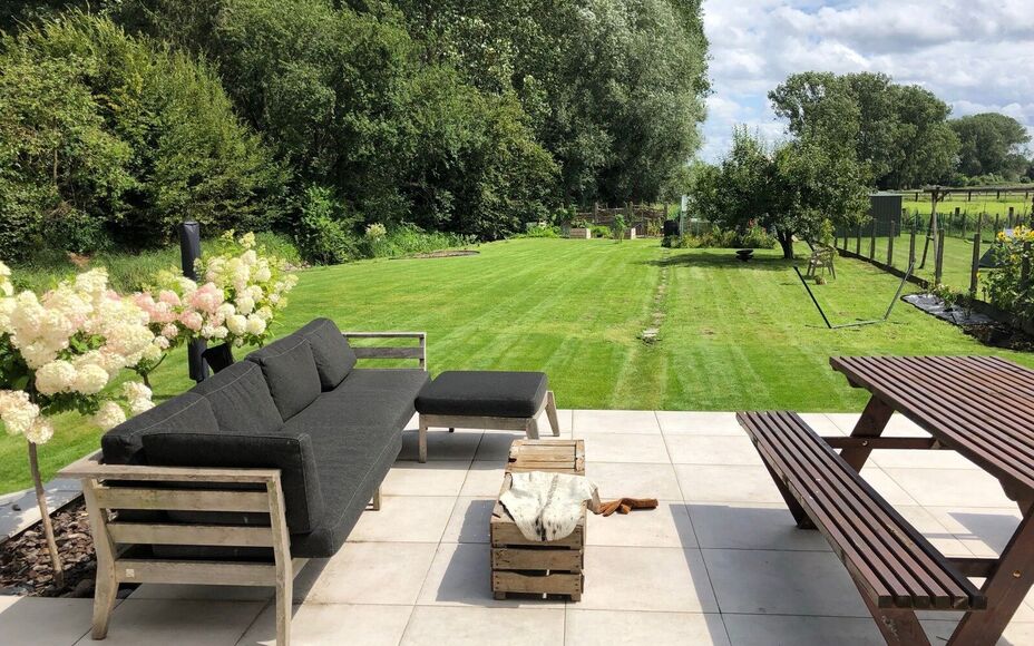 Leemans Real Estate vous présente cette maison mitoyenne magnifiquement rénovée, au confort exceptionnel, située au cœur de Merchtem. Grâce à son emplacement idéal, commerces, transports en commun, écoles, installations sportives et pistes cyclab