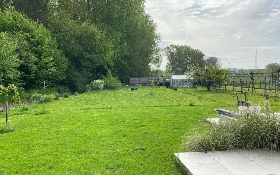 Leemans Real Estate vous présente cette maison mitoyenne magnifiquement rénovée, au confort exceptionnel, située au cœur de Merchtem. Grâce à son emplacement idéal, commerces, transports en commun, écoles, installations sportives et pistes cyclab