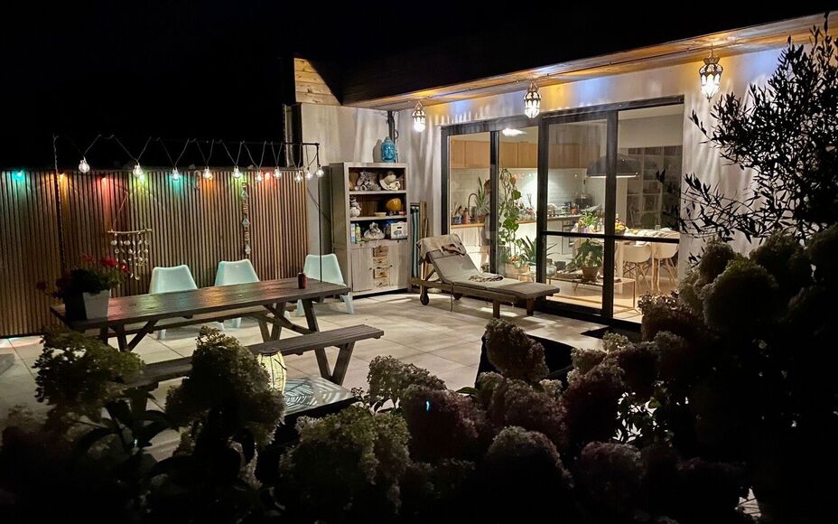 Leemans Real Estate vous présente cette maison mitoyenne magnifiquement rénovée, au confort exceptionnel, située au cœur de Merchtem. Grâce à son emplacement idéal, commerces, transports en commun, écoles, installations sportives et pistes cyclab