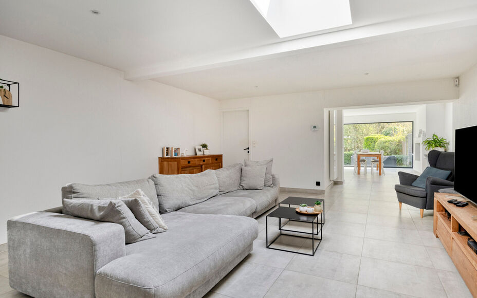 Vous recherchez une maison clé en main où confort, espace et modularité s'harmonisent parfaitement ? Cette maison entièrement rénovée et écoénergétique, idéalement située à Merchtem, est faite pour vous. Grâce à sa situation centrale, commer