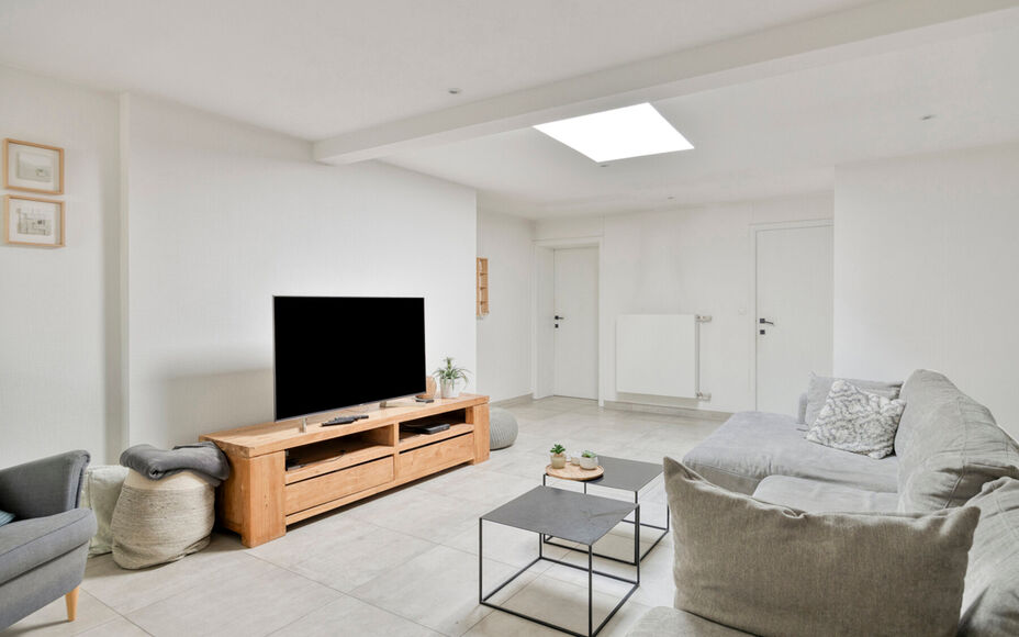 Vous recherchez une maison clé en main où confort, espace et modularité s'harmonisent parfaitement ? Cette maison entièrement rénovée et écoénergétique, idéalement située à Merchtem, est faite pour vous. Grâce à sa situation centrale, commer