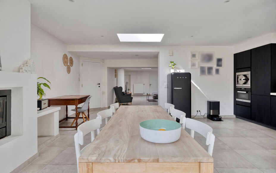 Vous recherchez une maison clé en main où confort, espace et modularité s'harmonisent parfaitement ? Cette maison entièrement rénovée et écoénergétique, idéalement située à Merchtem, est faite pour vous. Grâce à sa situation centrale, commer