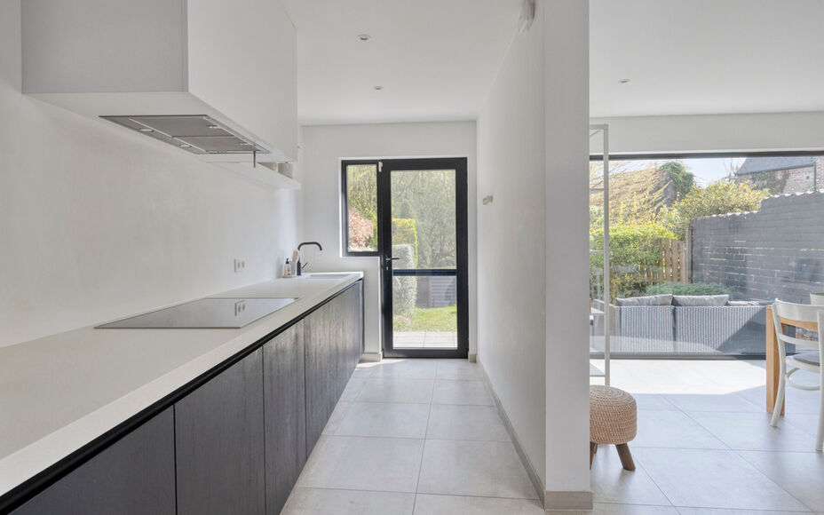 Vous recherchez une maison clé en main où confort, espace et modularité s'harmonisent parfaitement ? Cette maison entièrement rénovée et écoénergétique, idéalement située à Merchtem, est faite pour vous. Grâce à sa situation centrale, commer