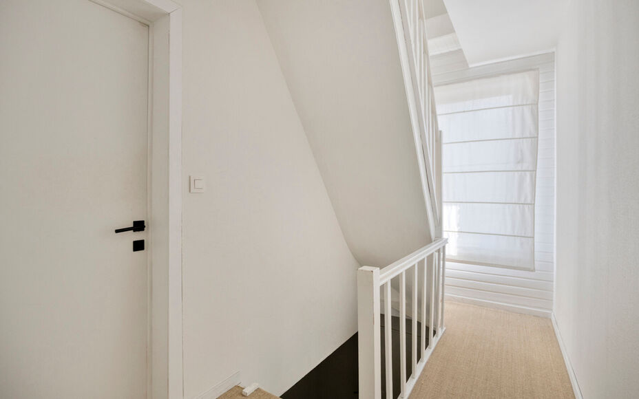 Vous recherchez une maison clé en main où confort, espace et modularité s'harmonisent parfaitement ? Cette maison entièrement rénovée et écoénergétique, idéalement située à Merchtem, est faite pour vous. Grâce à sa situation centrale, commer