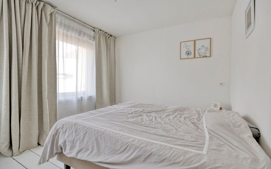 Vous recherchez une maison clé en main où confort, espace et modularité s'harmonisent parfaitement ? Cette maison entièrement rénovée et écoénergétique, idéalement située à Merchtem, est faite pour vous. Grâce à sa situation centrale, commer