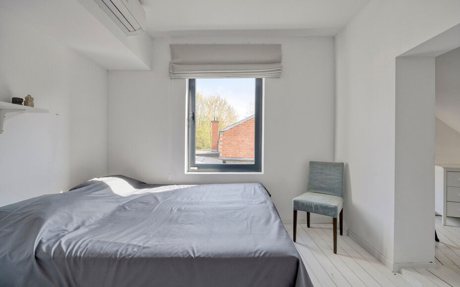 Vous recherchez une maison clé en main où confort, espace et modularité s'harmonisent parfaitement ? Cette maison entièrement rénovée et écoénergétique, idéalement située à Merchtem, est faite pour vous. Grâce à sa situation centrale, commer