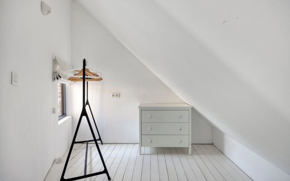 Vous recherchez une maison clé en main où confort, espace et modularité s'harmonisent parfaitement ? Cette maison entièrement rénovée et écoénergétique, idéalement située à Merchtem, est faite pour vous. Grâce à sa situation centrale, commer