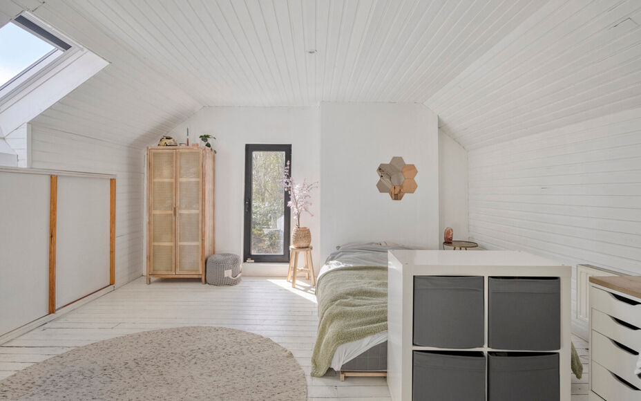 Vous recherchez une maison clé en main où confort, espace et modularité s'harmonisent parfaitement ? Cette maison entièrement rénovée et écoénergétique, idéalement située à Merchtem, est faite pour vous. Grâce à sa situation centrale, commer