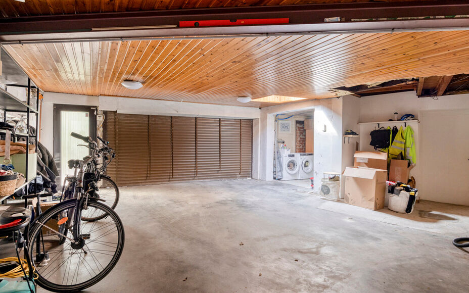 Vous recherchez une maison clé en main où confort, espace et modularité s'harmonisent parfaitement ? Cette maison entièrement rénovée et écoénergétique, idéalement située à Merchtem, est faite pour vous. Grâce à sa situation centrale, commer