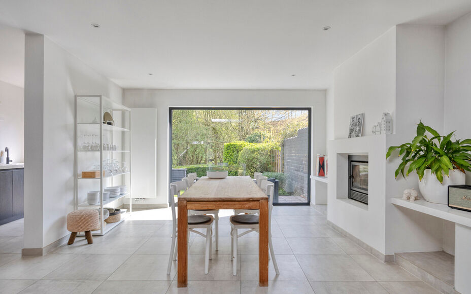 Vous recherchez une maison clé en main où confort, espace et modularité s'harmonisent parfaitement ? Cette maison entièrement rénovée et écoénergétique, idéalement située à Merchtem, est faite pour vous. Grâce à sa situation centrale, commer