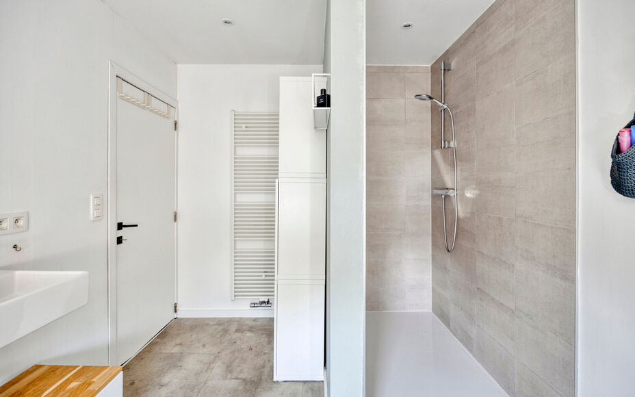 Vous recherchez une maison clé en main où confort, espace et modularité s'harmonisent parfaitement ? Cette maison entièrement rénovée et écoénergétique, idéalement située à Merchtem, est faite pour vous. Grâce à sa situation centrale, commer