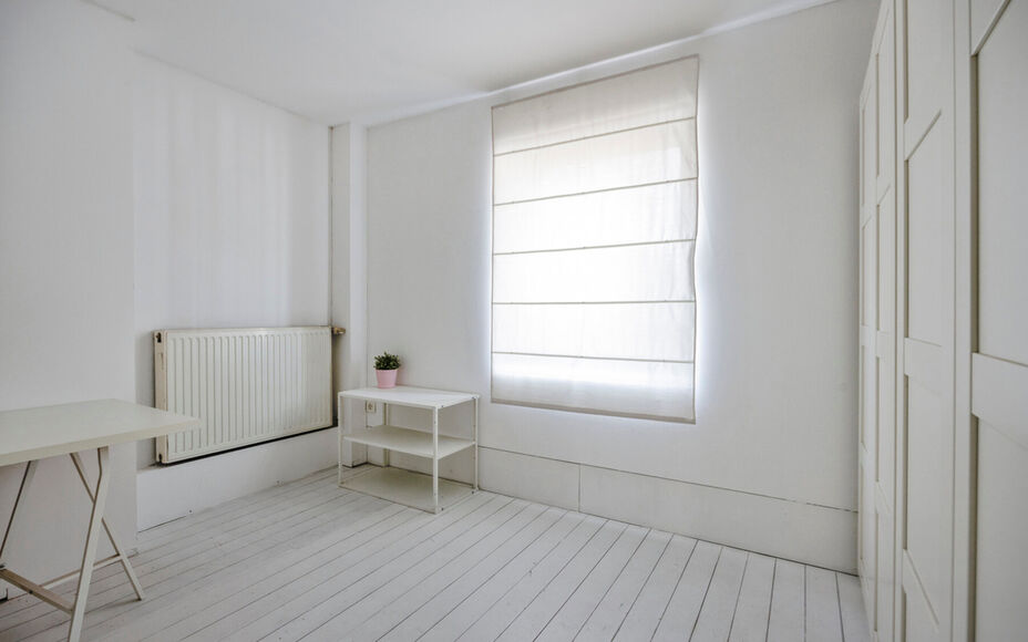 Vous recherchez une maison clé en main où confort, espace et modularité s'harmonisent parfaitement ? Cette maison entièrement rénovée et écoénergétique, idéalement située à Merchtem, est faite pour vous. Grâce à sa situation centrale, commer