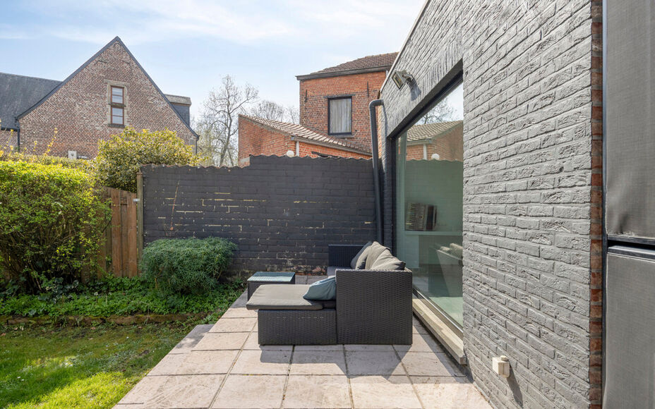 Vous recherchez une maison clé en main où confort, espace et modularité s'harmonisent parfaitement ? Cette maison entièrement rénovée et écoénergétique, idéalement située à Merchtem, est faite pour vous. Grâce à sa situation centrale, commer