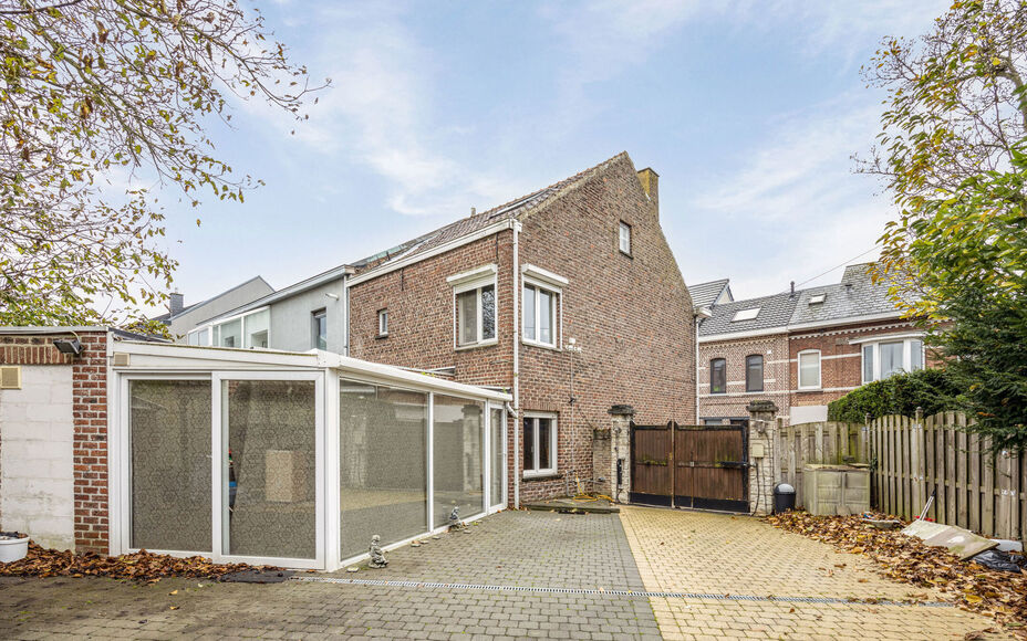 LEEMANS IMMOBILIEN vous propose ce projet de rénovation avec un grand potentiel à Opwijk. Il s'agit d'une maison à trois façades située dans une rue calme en plein centre d'Opwijk. La propriété a une surface habitable d'environ 150 m². L'agencemen