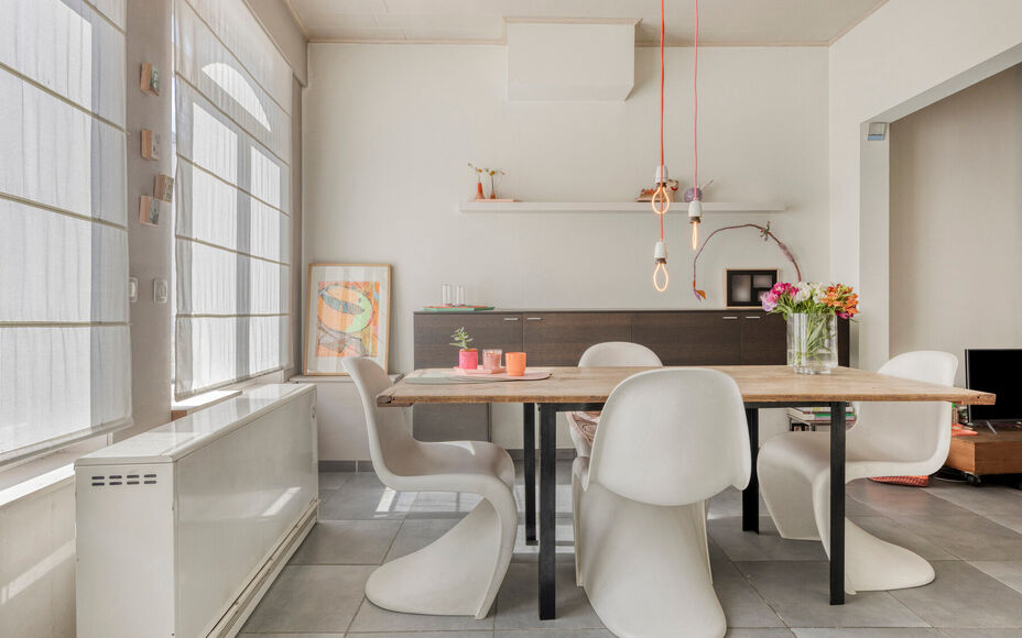 Leemans Immobiliën vous propose cette charmante maison meublée avec goût, idéalement située en plein cœur d'Opwijk.
La maison allie un cadre de vie chaleureux à une disposition pratique et dispose d'un agréable jardin avec terrasse, un lieu idéal