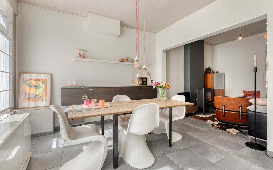 Leemans Immobiliën vous propose cette charmante maison meublée avec goût, idéalement située en plein cœur d'Opwijk.
La maison allie un cadre de vie chaleureux à une disposition pratique et dispose d'un agréable jardin avec terrasse, un lieu idéal