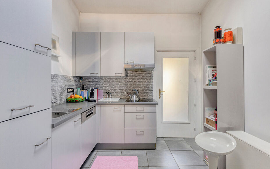 Leemans Immobiliën vous propose cette charmante maison meublée avec goût, idéalement située en plein cœur d'Opwijk.
La maison allie un cadre de vie chaleureux à une disposition pratique et dispose d'un agréable jardin avec terrasse, un lieu idéal