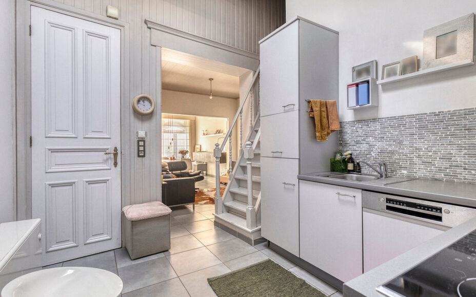 Leemans Immobiliën vous propose cette charmante maison meublée avec goût, idéalement située en plein cœur d'Opwijk.
La maison allie un cadre de vie chaleureux à une disposition pratique et dispose d'un agréable jardin avec terrasse, un lieu idéal