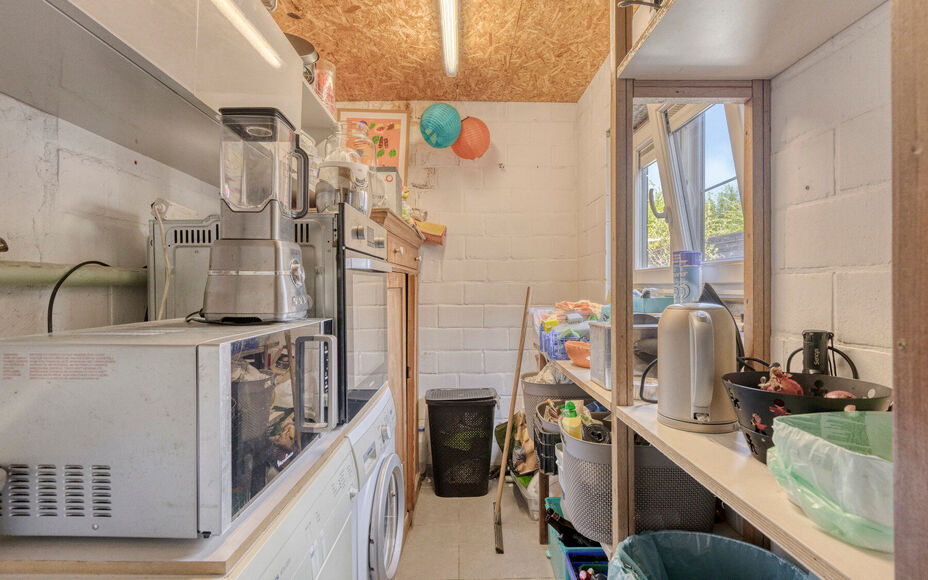 Leemans Immobiliën vous propose cette charmante maison meublée avec goût, idéalement située en plein cœur d'Opwijk.
La maison allie un cadre de vie chaleureux à une disposition pratique et dispose d'un agréable jardin avec terrasse, un lieu idéal
