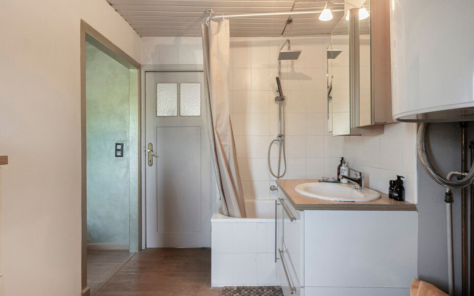 Leemans Immobiliën vous propose cette charmante maison meublée avec goût, idéalement située en plein cœur d'Opwijk.
La maison allie un cadre de vie chaleureux à une disposition pratique et dispose d'un agréable jardin avec terrasse, un lieu idéal