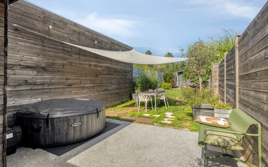 Leemans Immobiliën vous propose cette charmante maison meublée avec goût, idéalement située en plein cœur d'Opwijk.
La maison allie un cadre de vie chaleureux à une disposition pratique et dispose d'un agréable jardin avec terrasse, un lieu idéal