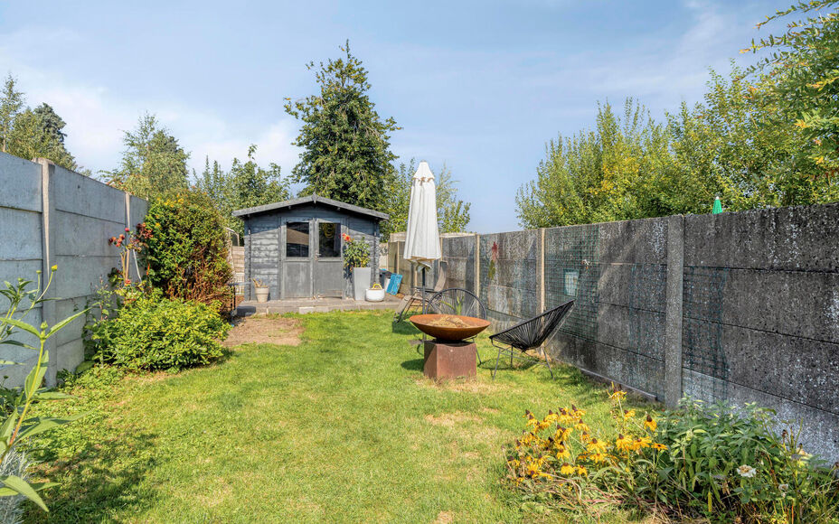 Leemans Immobiliën vous propose cette charmante maison meublée avec goût, idéalement située en plein cœur d'Opwijk.
La maison allie un cadre de vie chaleureux à une disposition pratique et dispose d'un agréable jardin avec terrasse, un lieu idéal