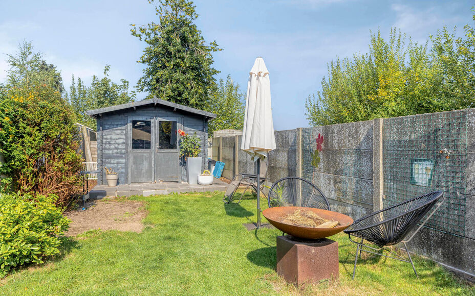 Leemans Immobiliën vous propose cette charmante maison meublée avec goût, idéalement située en plein cœur d'Opwijk.
La maison allie un cadre de vie chaleureux à une disposition pratique et dispose d'un agréable jardin avec terrasse, un lieu idéal