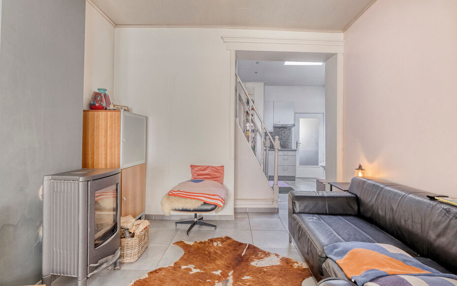 Leemans Immobiliën vous propose cette charmante maison meublée avec goût, idéalement située en plein cœur d'Opwijk.
La maison allie un cadre de vie chaleureux à une disposition pratique et dispose d'un agréable jardin avec terrasse, un lieu idéal