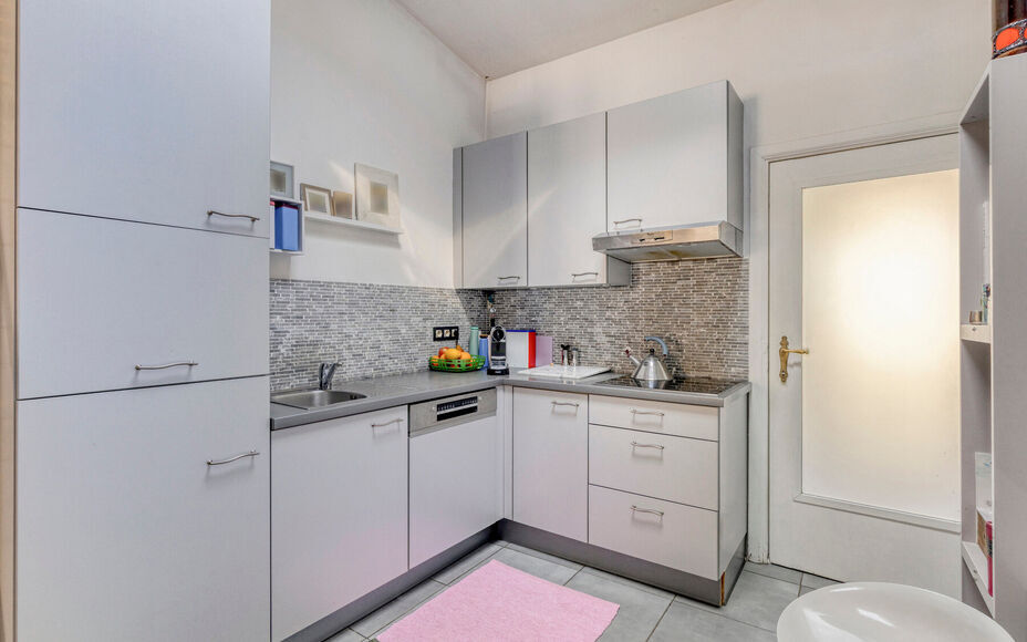 Leemans Immobiliën vous propose cette charmante maison meublée avec goût, idéalement située en plein cœur d'Opwijk.
La maison allie un cadre de vie chaleureux à une disposition pratique et dispose d'un agréable jardin avec terrasse, un lieu idéal