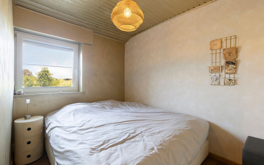 Leemans Immobiliën vous propose cette charmante maison meublée avec goût, idéalement située en plein cœur d'Opwijk.
La maison allie un cadre de vie chaleureux à une disposition pratique et dispose d'un agréable jardin avec terrasse, un lieu idéal