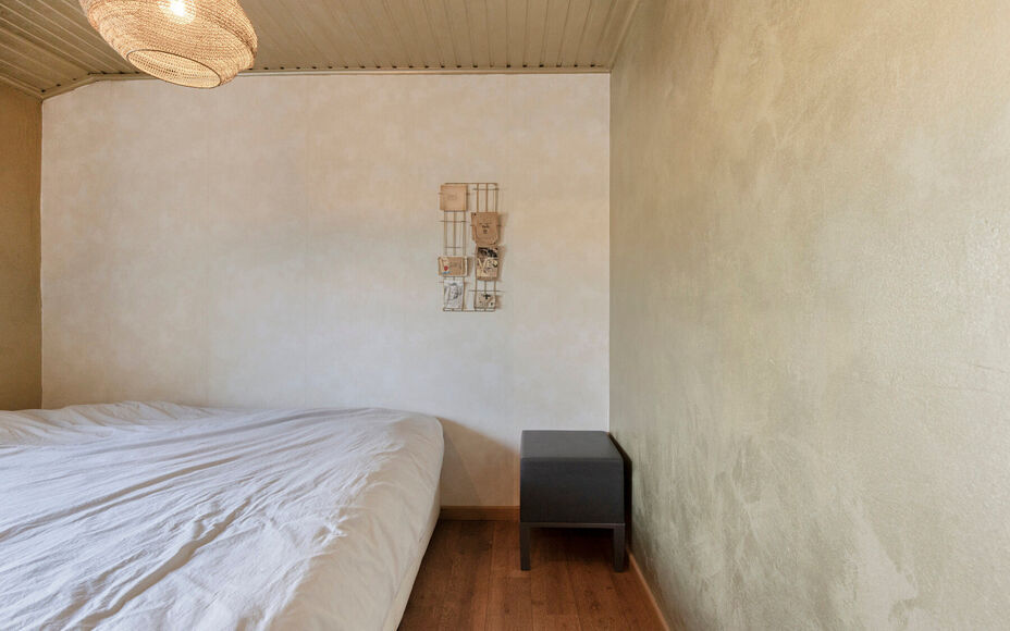 Leemans Immobiliën vous propose cette charmante maison meublée avec goût, idéalement située en plein cœur d'Opwijk.
La maison allie un cadre de vie chaleureux à une disposition pratique et dispose d'un agréable jardin avec terrasse, un lieu idéal
