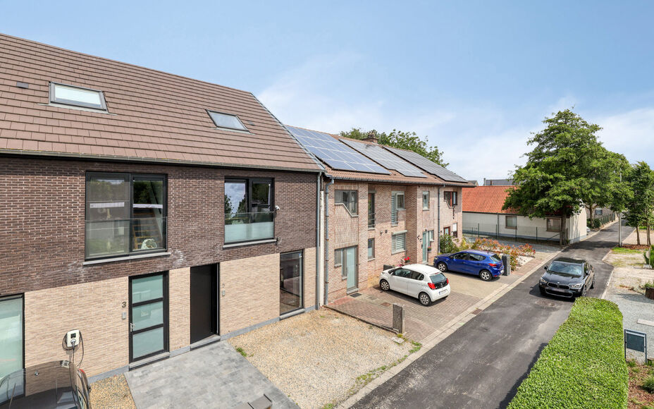 Leemans Immobiliën vous présente cette maison soignée et économe en énergie (PEB A), située dans un quartier calme mais central à Ternat.
Grâce à son emplacement idéal, vous trouverez à proximité immédiate des commerces, des écoles, des infr