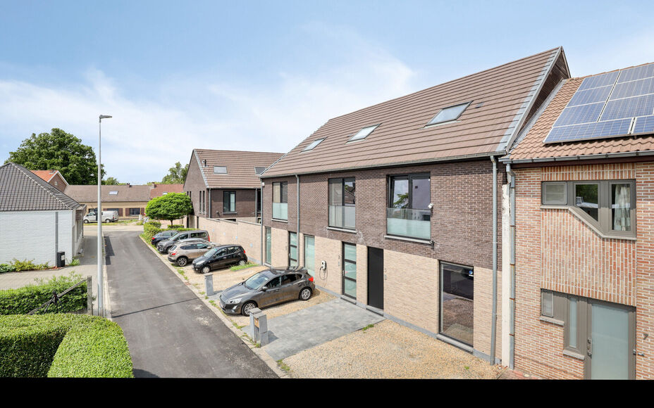 Leemans Immobiliën vous présente cette maison soignée et économe en énergie (PEB A), située dans un quartier calme mais central à Ternat.
Grâce à son emplacement idéal, vous trouverez à proximité immédiate des commerces, des écoles, des infr