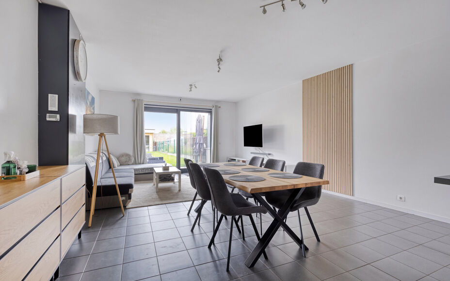 Leemans Immobiliën vous présente cette maison soignée et économe en énergie (PEB A), située dans un quartier calme mais central à Ternat.
Grâce à son emplacement idéal, vous trouverez à proximité immédiate des commerces, des écoles, des infr