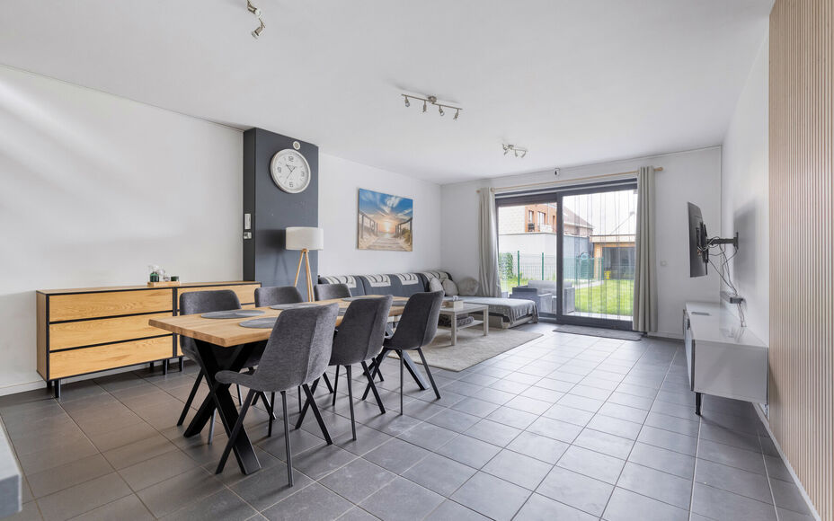Leemans Immobiliën vous présente cette maison soignée et économe en énergie (PEB A), située dans un quartier calme mais central à Ternat.
Grâce à son emplacement idéal, vous trouverez à proximité immédiate des commerces, des écoles, des infr
