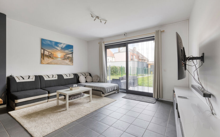 Leemans Immobiliën vous présente cette maison soignée et économe en énergie (PEB A), située dans un quartier calme mais central à Ternat.
Grâce à son emplacement idéal, vous trouverez à proximité immédiate des commerces, des écoles, des infr