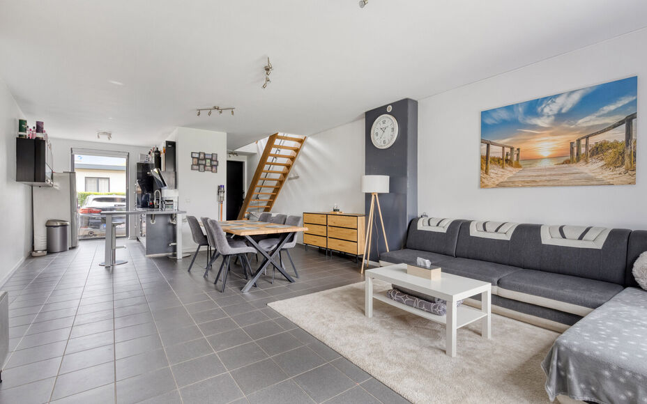 Leemans Immobiliën vous présente cette maison soignée et économe en énergie (PEB A), située dans un quartier calme mais central à Ternat.
Grâce à son emplacement idéal, vous trouverez à proximité immédiate des commerces, des écoles, des infr