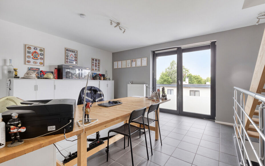 Leemans Immobiliën vous présente cette maison soignée et économe en énergie (PEB A), située dans un quartier calme mais central à Ternat.
Grâce à son emplacement idéal, vous trouverez à proximité immédiate des commerces, des écoles, des infr