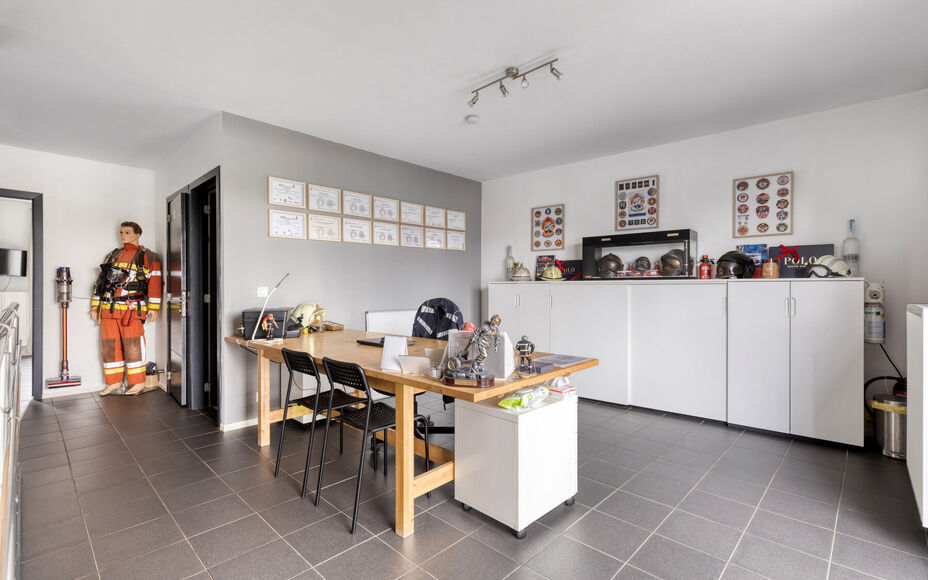 Leemans Immobiliën vous présente cette maison soignée et économe en énergie (PEB A), située dans un quartier calme mais central à Ternat.
Grâce à son emplacement idéal, vous trouverez à proximité immédiate des commerces, des écoles, des infr