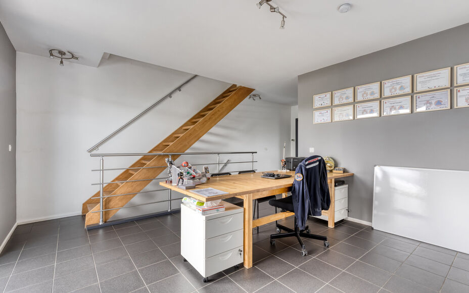 Leemans Immobiliën vous présente cette maison soignée et économe en énergie (PEB A), située dans un quartier calme mais central à Ternat.
Grâce à son emplacement idéal, vous trouverez à proximité immédiate des commerces, des écoles, des infr
