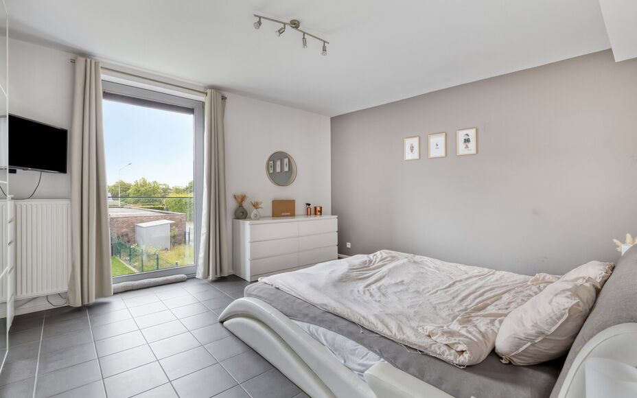 Leemans Immobiliën vous présente cette maison soignée et économe en énergie (PEB A), située dans un quartier calme mais central à Ternat.
Grâce à son emplacement idéal, vous trouverez à proximité immédiate des commerces, des écoles, des infr