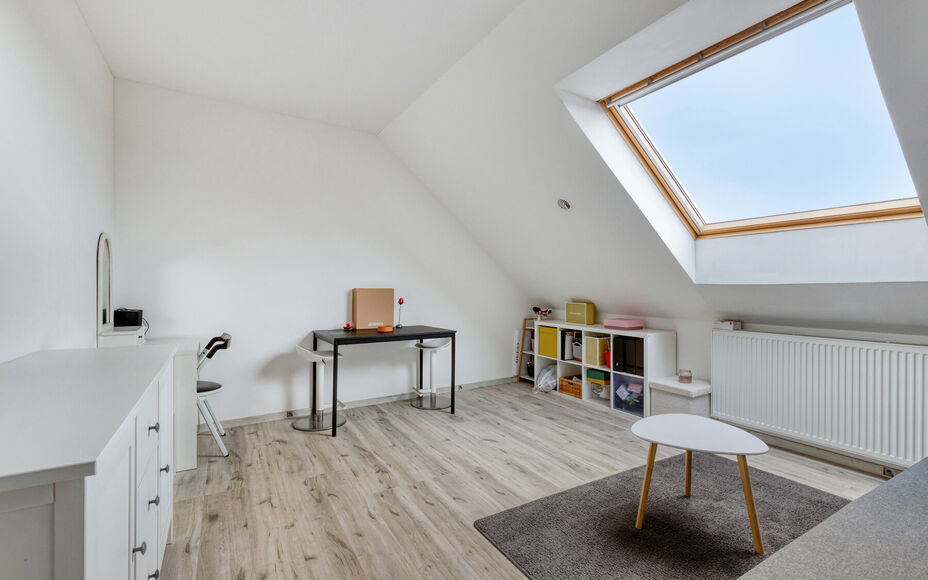 Leemans Immobiliën vous présente cette maison soignée et économe en énergie (PEB A), située dans un quartier calme mais central à Ternat.
Grâce à son emplacement idéal, vous trouverez à proximité immédiate des commerces, des écoles, des infr