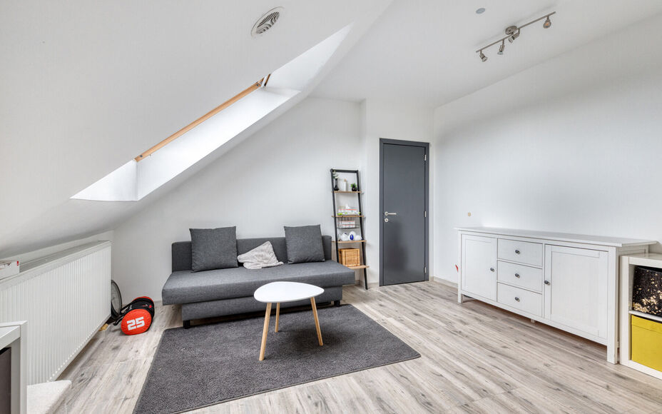 Leemans Immobiliën vous présente cette maison soignée et économe en énergie (PEB A), située dans un quartier calme mais central à Ternat.
Grâce à son emplacement idéal, vous trouverez à proximité immédiate des commerces, des écoles, des infr