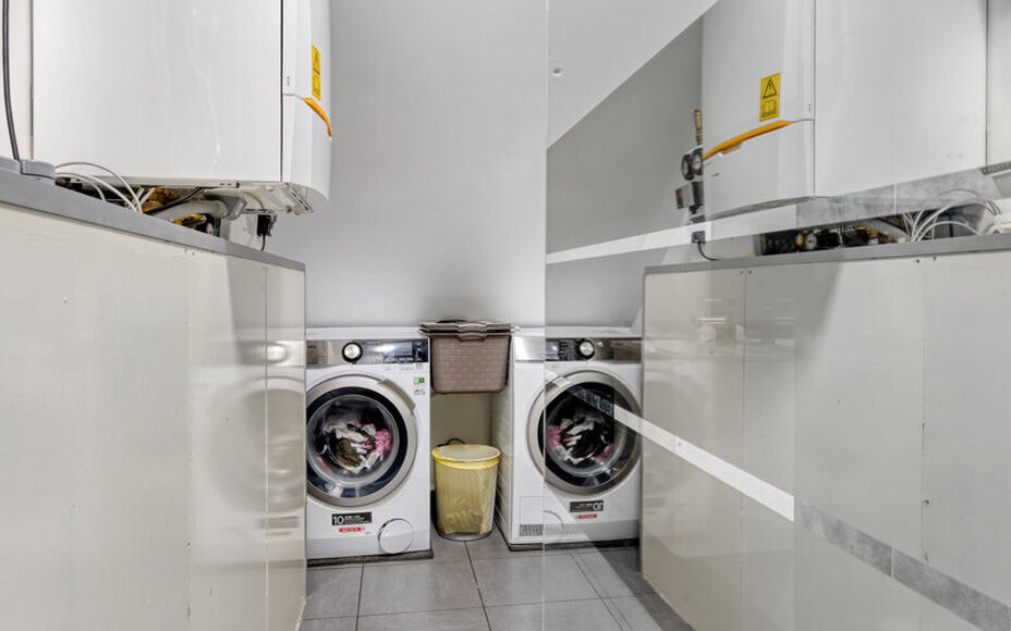 Leemans Immobiliën vous présente cette maison soignée et économe en énergie (PEB A), située dans un quartier calme mais central à Ternat.
Grâce à son emplacement idéal, vous trouverez à proximité immédiate des commerces, des écoles, des infr