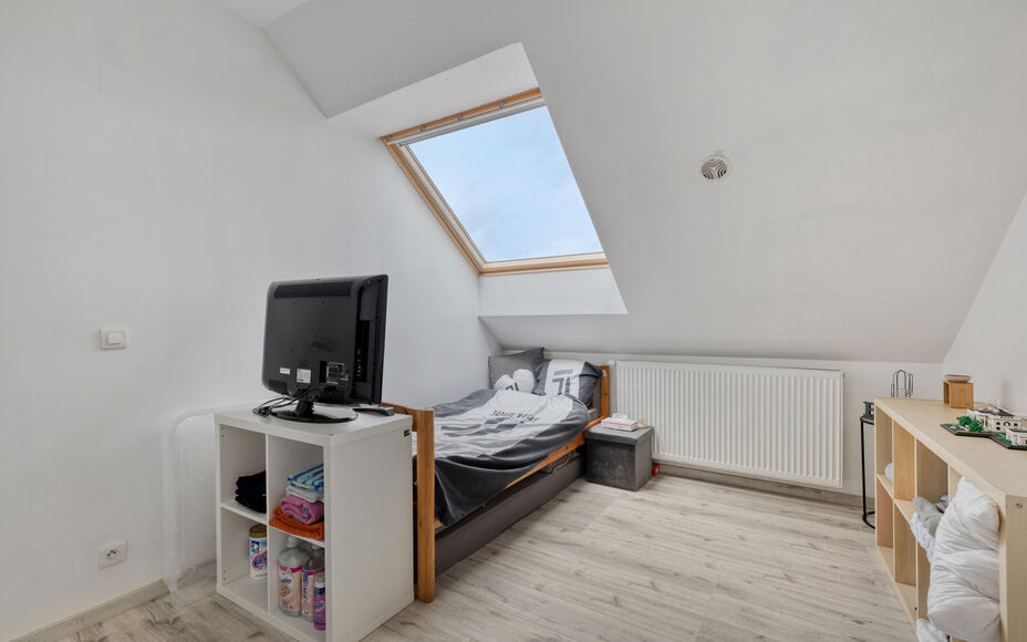 Leemans Immobiliën vous présente cette maison soignée et économe en énergie (PEB A), située dans un quartier calme mais central à Ternat.
Grâce à son emplacement idéal, vous trouverez à proximité immédiate des commerces, des écoles, des infr